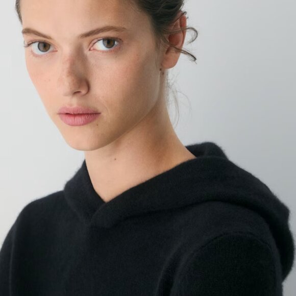 NWT Aritzia Essential Cashmere Shrunken Hoodie Black M - Picture 3 of 4